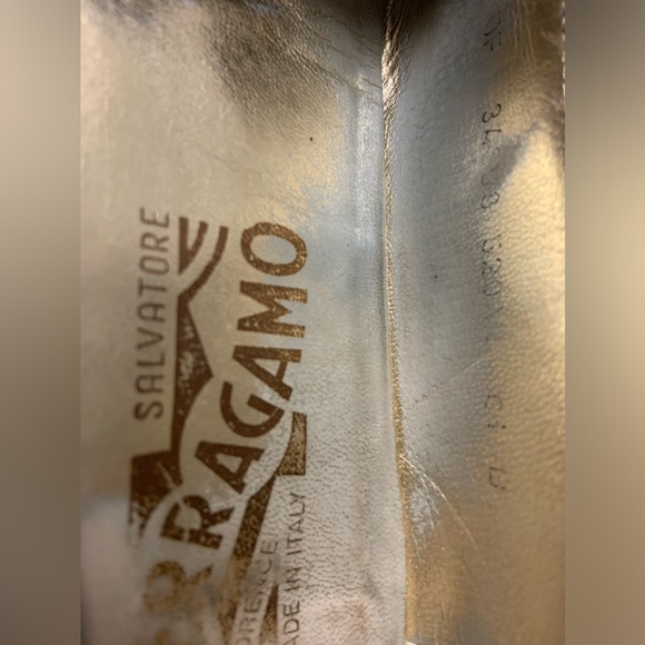 Salvatore Ferragamo with Gold Bow - Picture 3 of 3